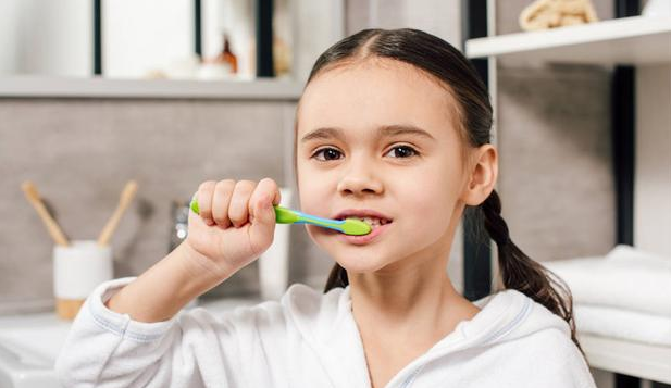 包头 When should the baby brush their teeth?